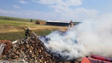 Çorum’da 7 ton odun ve kereste alev alev yandı