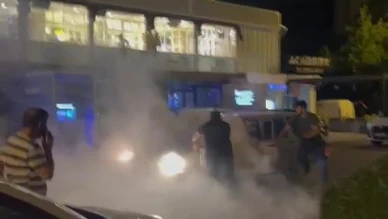 Seyir halindeyken alev alan otomobilin yardımına vatandaşlar yetişti