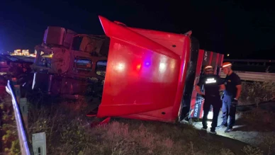 TEM Otoyolu’nda cip ile çarpışan tır, orta refüje devrildi: 2 yaralı
