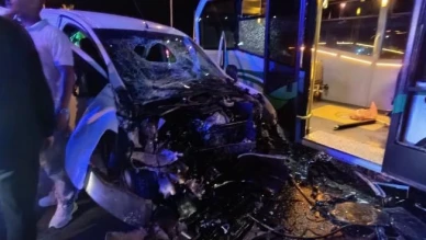 Minibüs ile hafif ticari araç çarpıştı: 10 yaralı