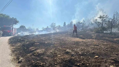 Çalılık arazide çıkan yangın evlere sıçramadan söndürüldü