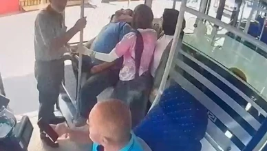 Halk otobüsünde fenalaşan yolcuya otobüste müdahale