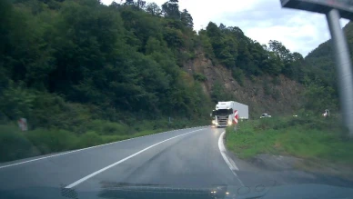 Tırın hatalı sollaması faciaya davetiye çıkardı