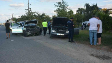 Kontrolden çıkan otomobil, polis otosuna çarptı: 2 yaralı