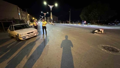 Otomobille çarpışan motosikletteki 2 kişi yaralandı