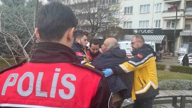 Bankta oturan erkeğe sözlü tacizde bulunduğu iddia edilen yaşlı adam darp edildi