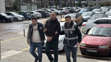 Çaldığı kamyonla eski sevgilisinin evine gitti, camdan girdiği evden laptop çaldı