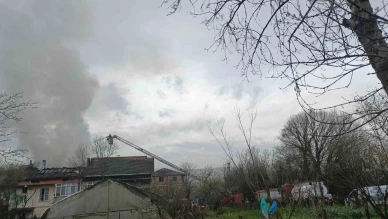 Ev yangını korku ve paniğe yol açtı, patlama anı amatör kameraya yansıdı