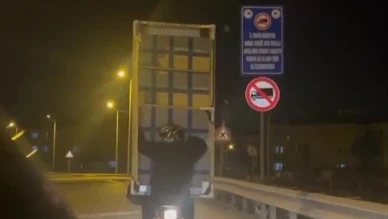 Kanepeyi motosikletle taşıdılar