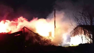 Samanlık ve odunluk yangında küle döndü