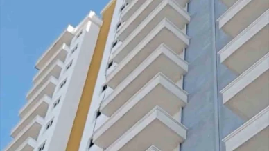 20 katlı binaya çıkan genci polis ikna etti