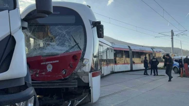Tramvay ile kamyon çarpıştı: 3 yaralı