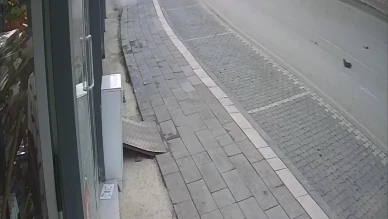 Otomobil markete girdi: 2 yaralı