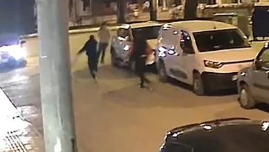 Kendisini darbeden şahsa kurşun yağdırdı: O anlar kamerada