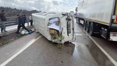 D100’de minibüs devrildi: 1 yaralı