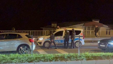 "Dur" ihtarına uymayan alkollü sürücü polis aracına çarptı: 3 gözaltı