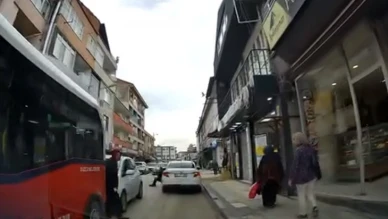 Yayaya çarpan sürücü direksiyonu başkasına devretti