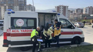 Hafif ticari araç ile otomobil çarpıştı: 3 çocuk yaralı