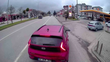 Aniden çimento yüklü tırın önüne çıkan otomobil yürekleri ağza getirdi