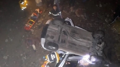 Otomobil köprüden dere yatağına uçtu: 2 yaralı