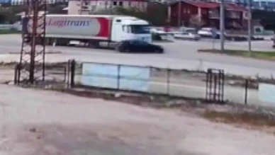 Tırın otomobili önüne katıp sürüklediği kaza kamerada