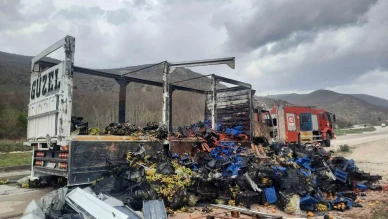 Çilek yüklü kamyon yandı