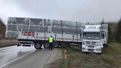 Yağışlar Nedeniyle Kontrolden Çıkan Tır, Yoldan Sıçradı!