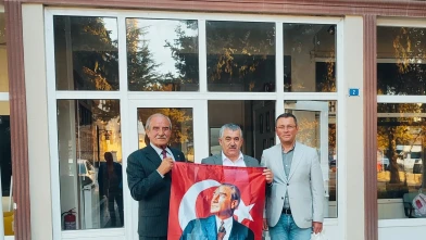 CHP Hamamözü'nden  Cumhuriyet Bayramı’na Özel Bayrak Dağıtımı