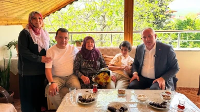 Başkan Özalp’tan Engelli Annelerine Anlamlı Anneler Günü Ziyareti