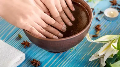 Ellerinize Yaşınızı Söyletmeyin! Tırnak Bakımında Altın Kural: Yumuşacık ve Parlak