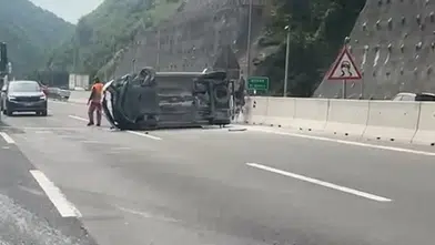Otomobil ile çarpışan araç devrildi: Kilometrelerce araç kuyruğu oluştu