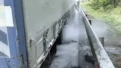 Cam Yüklü Tırda Yangın Paniği! Sürücü Hastaneye Kaldırıldı
