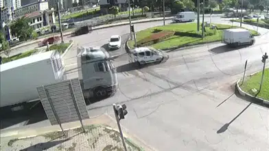Amasya’da Tırın Dorsesi Seyir Halindeyken Koptu! O Anlar Kamerada