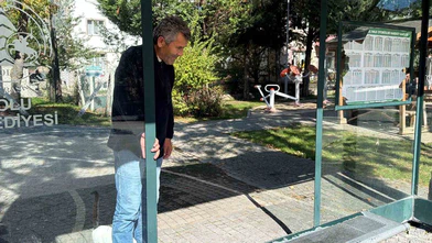 Otobüs Durağına Saldırı! Camını Kırdılar