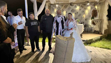 Düğünde İlginç Takı: Bir Çuval Fındık Hediye Ettiler