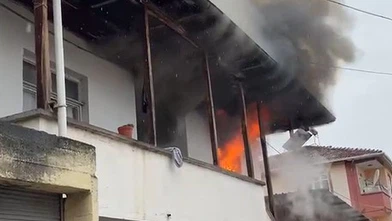 İki Katlı Ev Alevlere Teslim Oldu