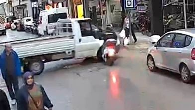 Motosiklet Kamyonete Çarptı: Motokurye Yaralandı