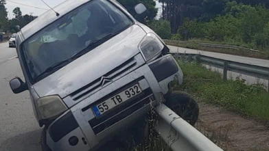 Otomobil Bariyerlere Çarptı: 4 Yaralı