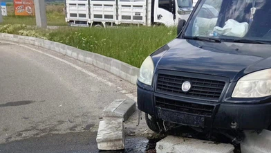 Hafif Ticari Araç Refüje Çıktı: Sürücü Yaralandı