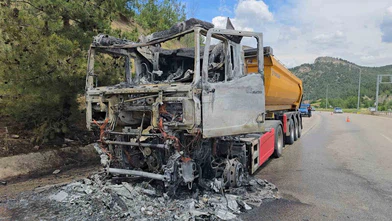 Seyir Halindeki Tır Alev Topuna Döndü! Sürücü Son Anda Kurtuldu