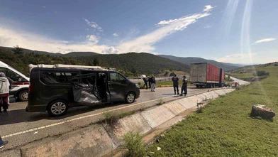Kamyonun Römorku Minibüse Çarptı: 5 Yaralı