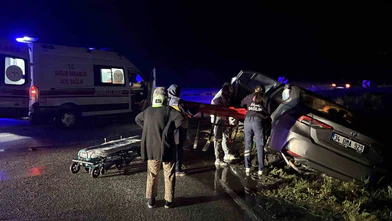 Korkutan Kaza: Otomobil Bariyerlerin Üzerinde Durabildi