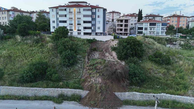 Heyelan Paniği: Toprak Kütlesi Yola Kadar Ulaştı