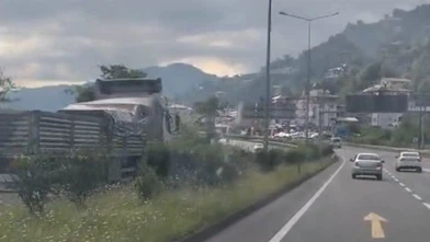 Tehlikeli Yolculuk! Kamyonet Ters Şeritte İlerledi