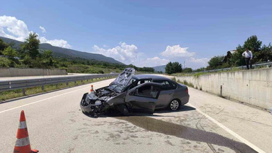 Otomobil İstinat Duvarına Çarptı: 2 Yaralı