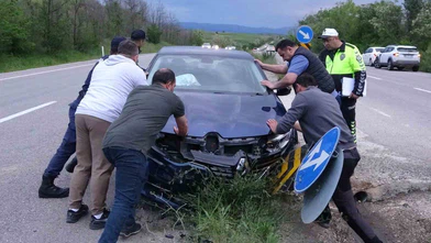 Zincirleme Kaza: Otobüs Durağına Çarpan Araçta 5 Yaralı