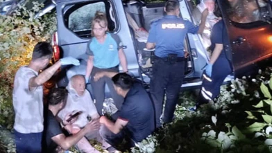 Hafif Ticari Araç Şarampole Yuvarlandı: 2 Yaralı