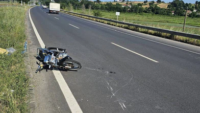 Lastiği Patlayan Motosiklet Otomobile Çarptı: 2 Yaralı