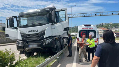 Fenalaşan Kamyon Sürücüsü Refüje Çıktı