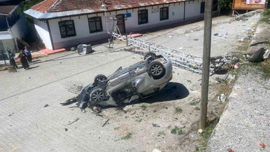 Takla Atan Otomobil Aydınlatma Direğine Çarptı: 1 Yaralı